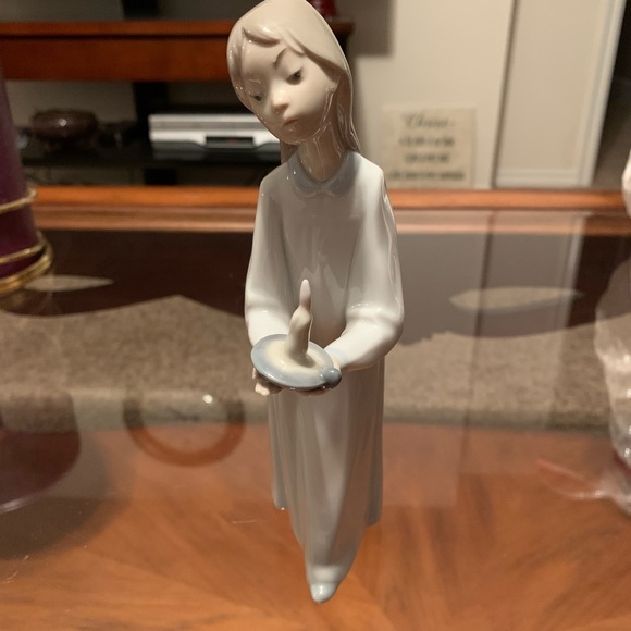 ☀️host pick ☀️ Lladro  figurine little girl with candle - Picture 2 of 5